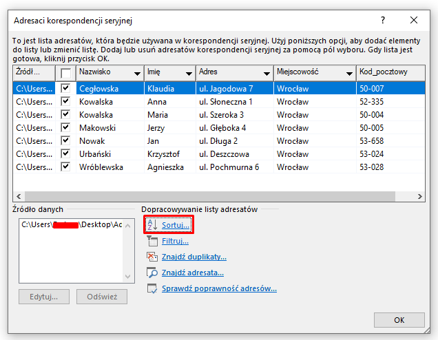 Na ilustracji znajduje się okno informacyjne zatytułowane Adresaci korespondencji seryjnej. Zawiera ona linki, nazwiska, imiona i adresy zamieszkania. Po lewej stronie znajdują się pola wyboru z zaznaczonymi ptaszkami oprócz górnego. Na niebiesko zaznaczona jest cała pierwsza linijka opcji. Poniżej danych możliwe są do wyboru inne działania, z których wybrano opcję sortuj. 