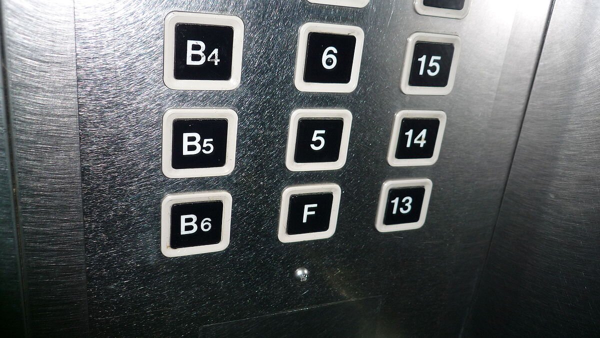 Fotografia przedstawia guziki znajdujące się w koreańskiej windzie. Zamiast cyfry 4 widnieje w niej litera F. 