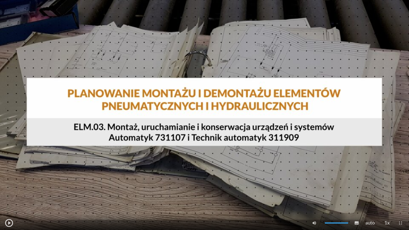 Ilustracja przedstawia ekran startowy filmu. Na środku ekranu znajduje się prostokątna plansza z tytułem filmu: Planowanie montażu i demontażu elementów pneumatycznych i hydraulicznych. Poniżej określona jest kwalifikacja zawodowa. Na dole znajduje się pasek odtwarzania składający się z elementów omówionych poniżej.