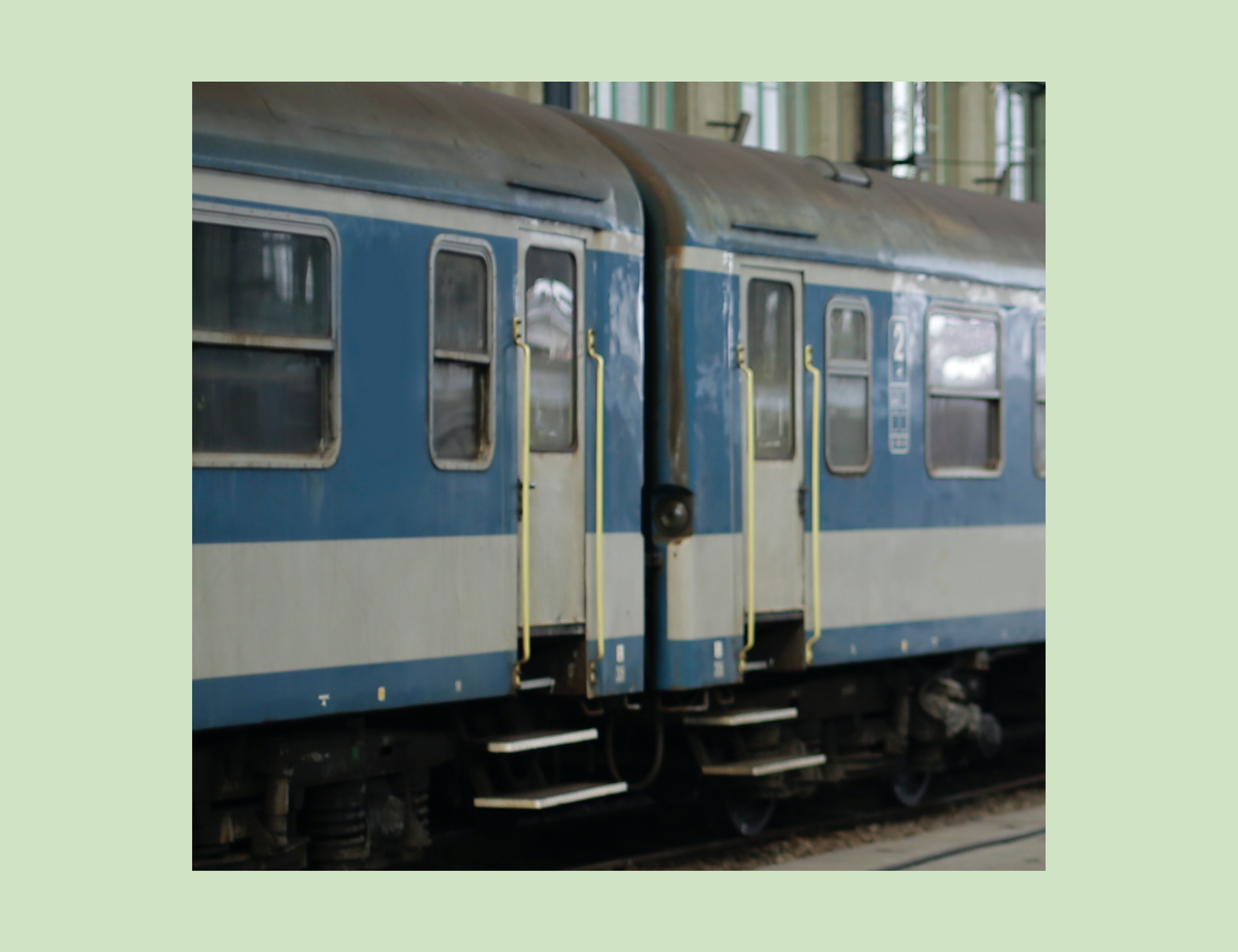 Zdjęcie przedstawia dwa końce wagonów z drzwiami skrzydłowo‑łamanymi.