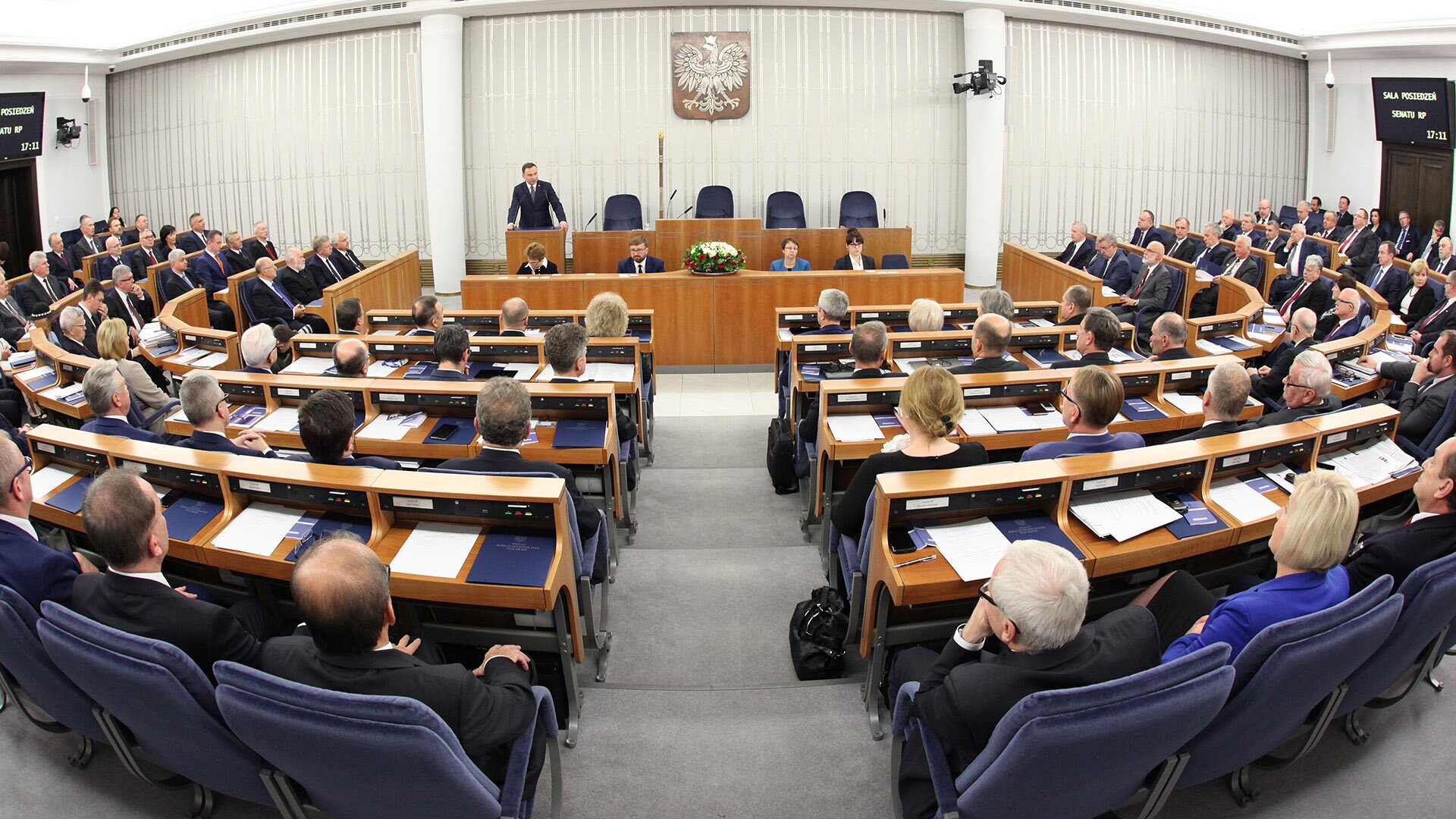 Fotografia przedstawiająca senatorów podczas obrad w sali plenarnej Senatu Rzeczypospolitej Polskiej.