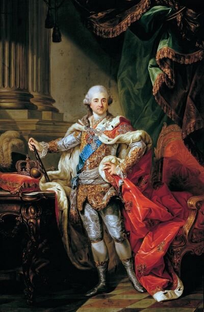 Na obrazie znajduje się August Poniatowski. Jest on ubrany w złoto biały strój, niebieską szarfę i czerwony płaszcz. W prawej ręce trzyma czarne berło, które opiera na stole. Na stole leży poduszka na której znajduje się złota korona i królewskie jabłko. Po jego prawej stronie widoczny jest fotel. Za nim znajduje się zielona kotara i masywne kolumny. 