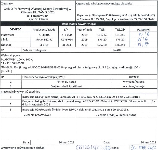 Zdjęcie przedstawia przykładowe zlecenie obsługi. Dokument ma format tabeli. W pierwszym oraz drugim wierszu znajduję się miejsce na dane placówki, która zleca obsługę. W drugim trzecim oraz czwartym wierszu znajdują się informacje dotyczące danych statku powietrznego. W piątym oraz szóstym wierszu znajdują się informacje jakie zlecenia obsługowe zostały zlecone. W kolejnych wierszach są informacje na temat elementów do wymiany oraz dokumentów z jakich musza korzystać mechanicy podczas prac na statku powietrznym. Kolejno znajduję się miejsce na podpis oraz pieczątkę osoby przygotowującej zlecenie. Na dole tabeli widnieje data dokumentu 