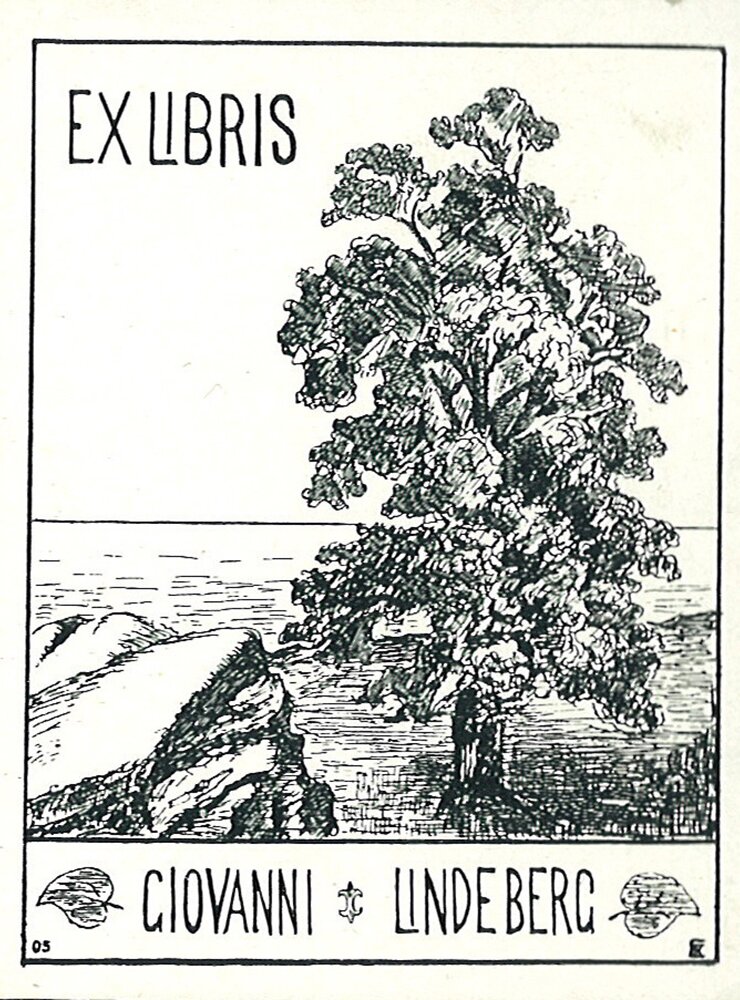 Rycina przedstawia wysokie, liściaste drzewo, obok którego leży głaz. Na niebie widoczny jest napis "EX LIBRIS", a pod ryciną "GIOVANNI LINDERBERG". Po obu stronach imienia i nazwiska znajdują się rysunki liści. Rycina jest czarno‑biała.
