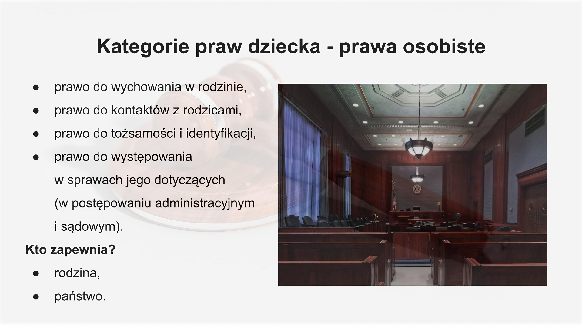 Slajd zatytułowany: Kategorie praw dziecka - prawa osobiste. Zawartość tekstowa slajdu: Prawa dziecka w ramach rodziny: prawo do wychowania w rodzinie, prawo do kontaktów z rodzicami, prawo do tożsamości i identyfikacji, prawo do występowania w sprawach jego dotyczących (w postępowaniu administracyjnym i sądowym). Kto zapewnia? rodzina, państwo. Po prawej stronie slajdu umieszczono zdjęcie przedstawiające salę sądową.
