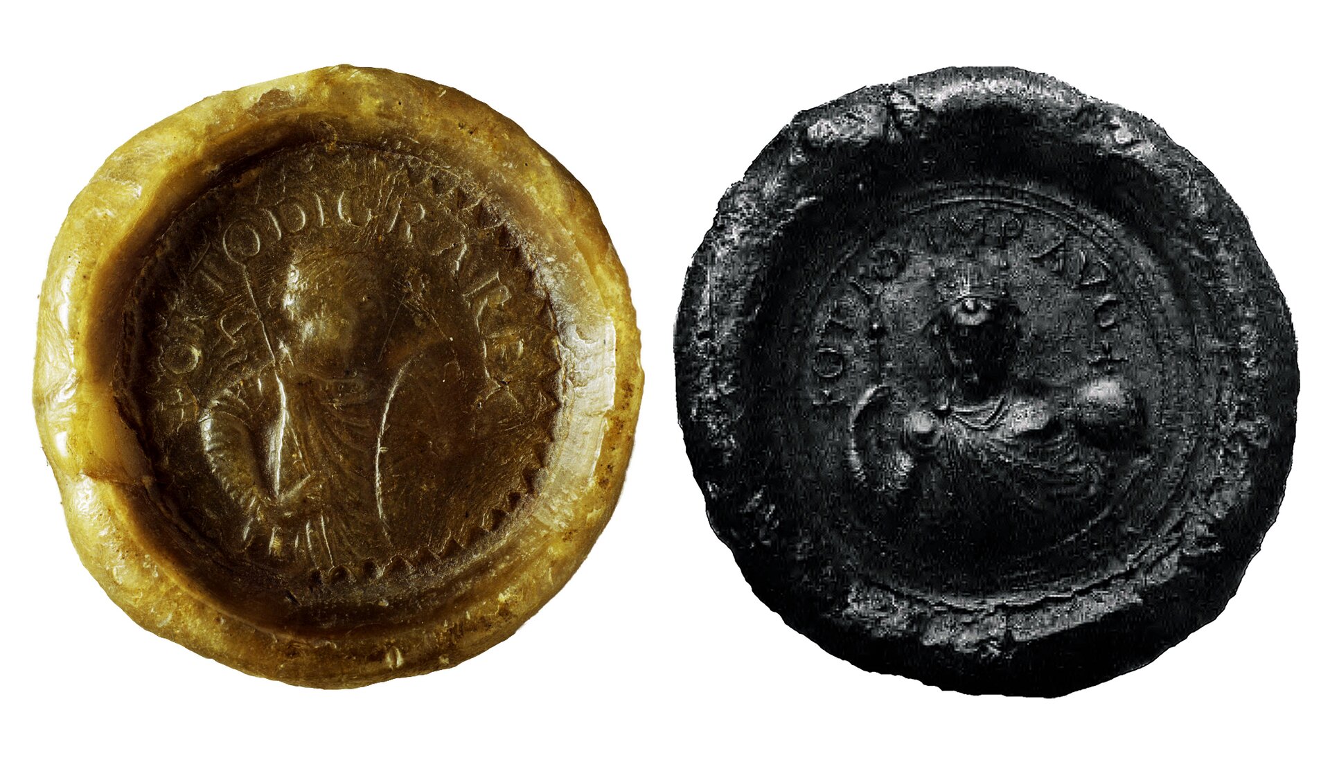 Zdjęcie przedstawia dwie pieczęcie Ottona I – królewska (z lewej) i cesarska (z prawej). Pieczęć po lewej stronie utrzymana w jasnej tonacji koloru wosku, przedstawia zarys sylwetki mężczyzny z chorągwią w prawej dłoni i tarczą w lewej, na głowie nosi koronę. Tekst w legendzie pieczęci zapisany kapitalikami po łacinie. Zdjęcie pieczęci po lewej stronie czarno‑białe, przedstawia zarys sylwetki mężczyzny, na głowie nosi hełm, w prawej dłoni dzierży włócznię, w lewej jabłko. Wokół sylwetki mężczyzny napis legendy w otoku pieczęci, zapisany kapitalikami po łacinie. 