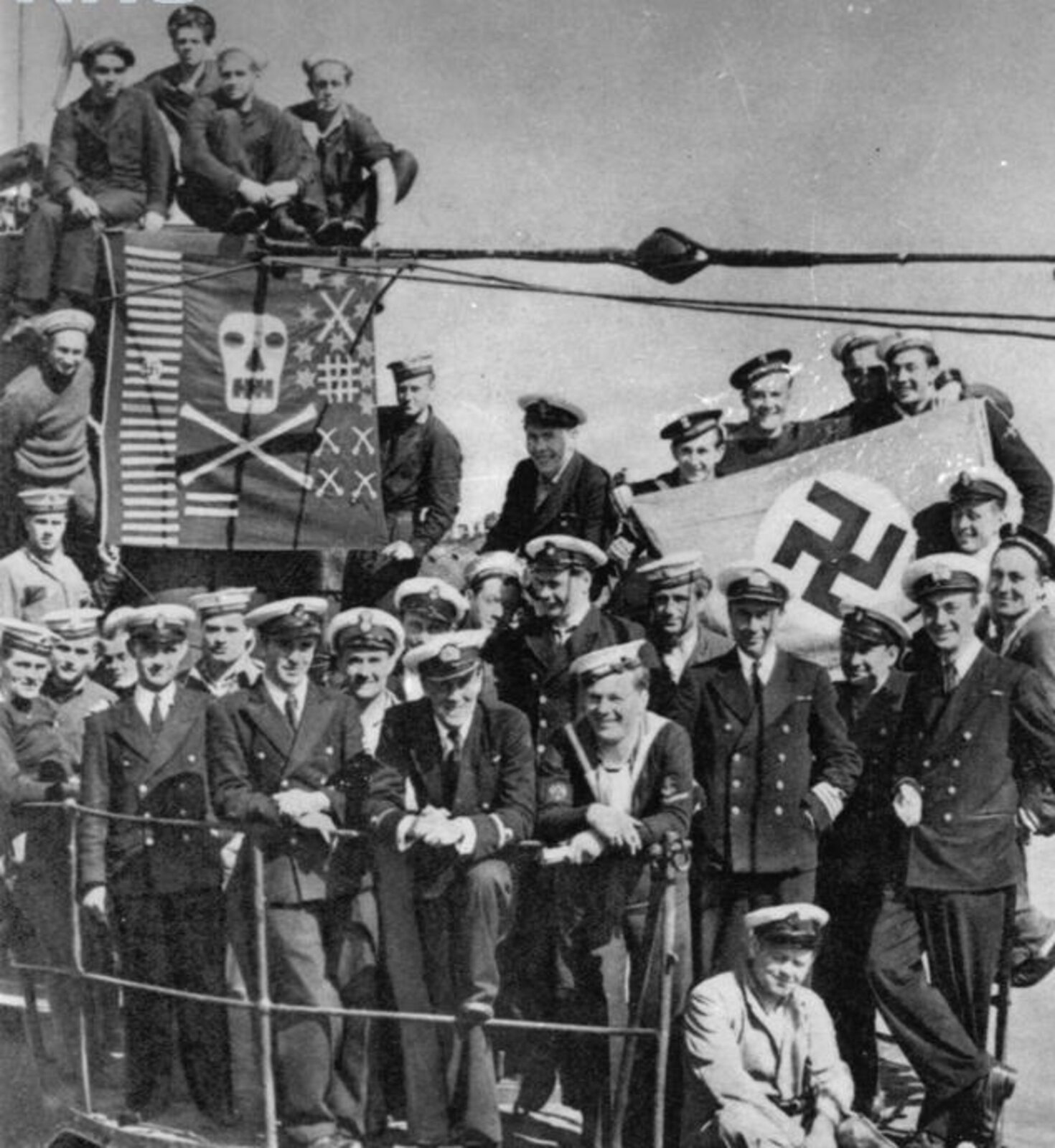 Fotografia czarno-biała przedstawiająca załogę "Sokoła" na Gibraltarze.