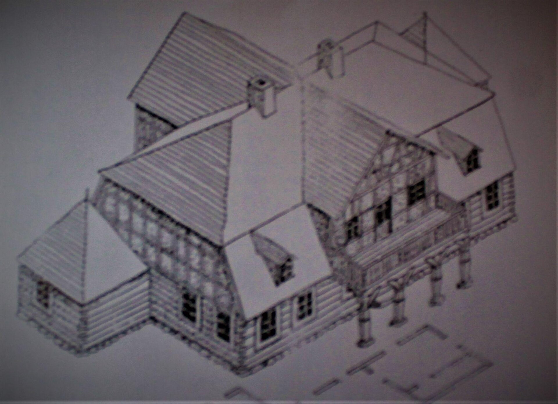 Rysunek przedstawia piętrowy budynek ze skośnym dachem. Do głównej części budynku dobudowane zostały trzy mniejsze izby - jedną po prawej, drugiej po lewej, a trzecią z tyłu budynku. Wejście do budynku jest zadaszone przez duży taras znajdujący się na pierwszym piętrze. Taras wsparty został kolumnami. Ściany dworku są częściowo obłożone poziomymi deskami, a częściowo otynkowane farbą, która została przedzielona deskami ułożonymi w kratkę. Rysunek jest czarno‑biały.