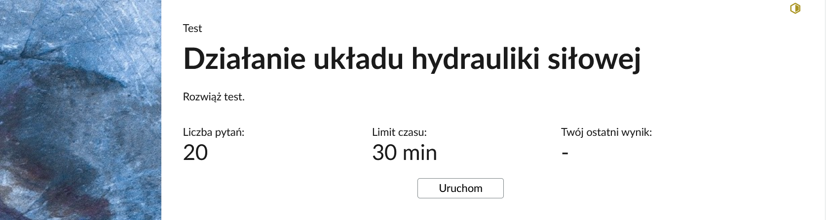 Grafika przedstawia przykładowy wygląd panelu testu. Składa się on z tytułu testu: "Działanie układu hydrauliki siłowej", informacji o liczbie pytań, czasie, w którym należy rozwiązać test, oraz o ostatnim uzyskanym wyniku. Poniżej widać przycisk "Uruchom".