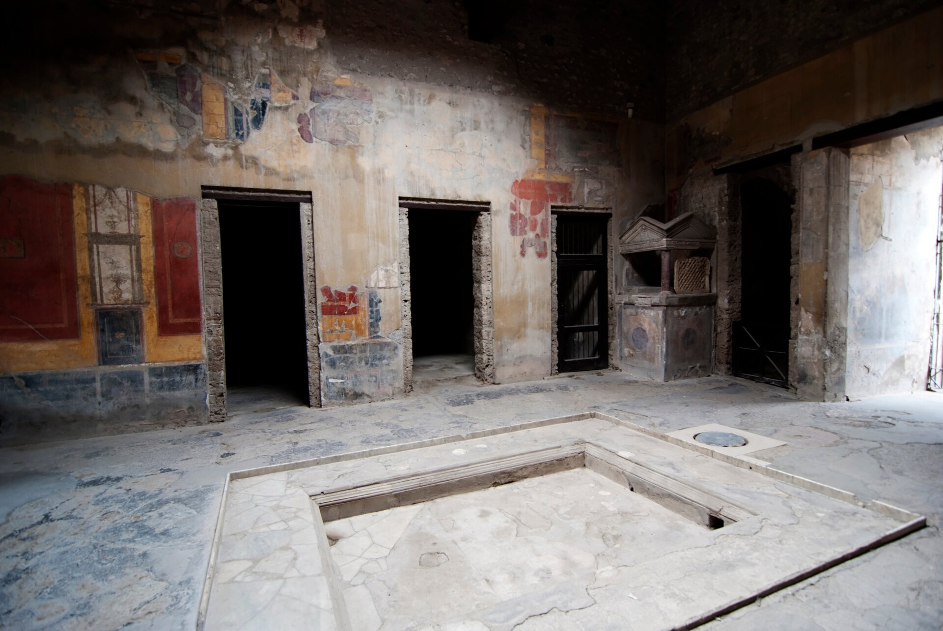 Fotografia przedstawia widok na wnętrze atrium, w którym umieszczono zbiornik na wodę deszczową. Zbiornik ma kształt kwadratu i jest wyłożony marmurem.