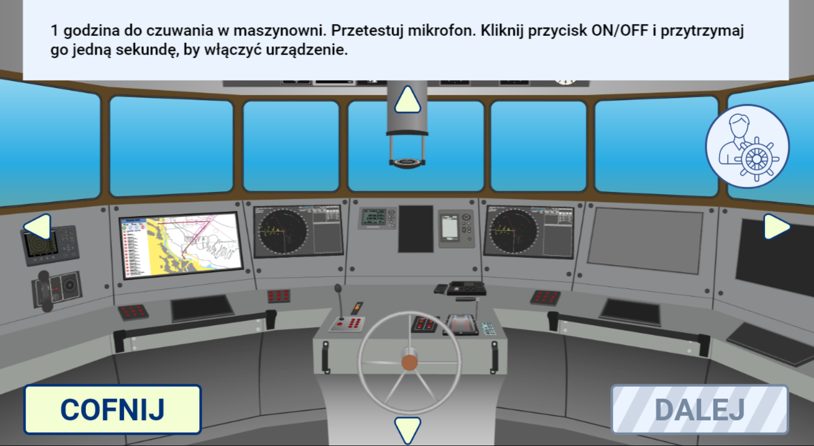 Grafika przedstawia ekran z przykładowym zadaniem z symulatora. Widać mostek nawigacyjny. W górnej części ekranu znajduje się panel z przykładowym poleceniem. W dolnej części ekranu widać przyciski cofnij i dalej. Po prawej stronie ekranu znajduje się ikona asystenta, która po kliknięciu wyświetla wskazówkę.
