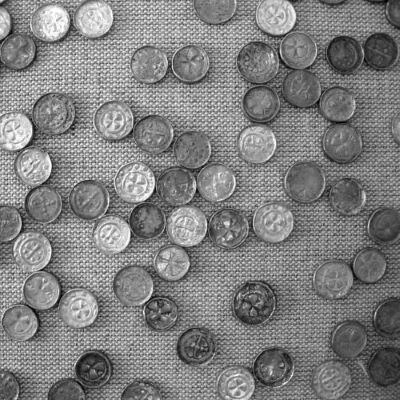 Na zdjęciu znajduje się srebrne monety. 