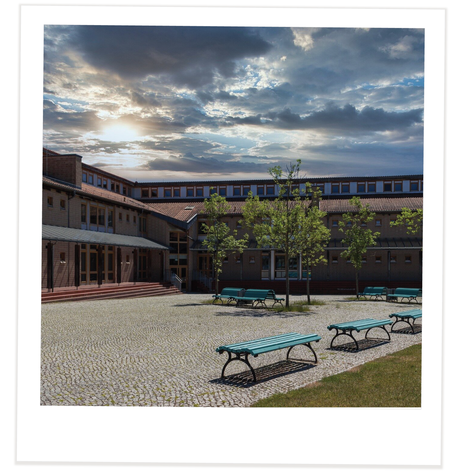 Zdjęcie przedstawia budynek szkoły.