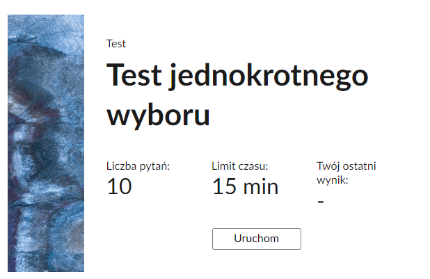 Grafika przedstawia przykładowy ekran początkowy testu. Widoczny jest tytuł testu, liczba pytań, limit czasu, twój ostatni wynik oraz przycisk uruchom. Po lewej stronie znajduje się prostokąt z granatowym wypełnieniem.