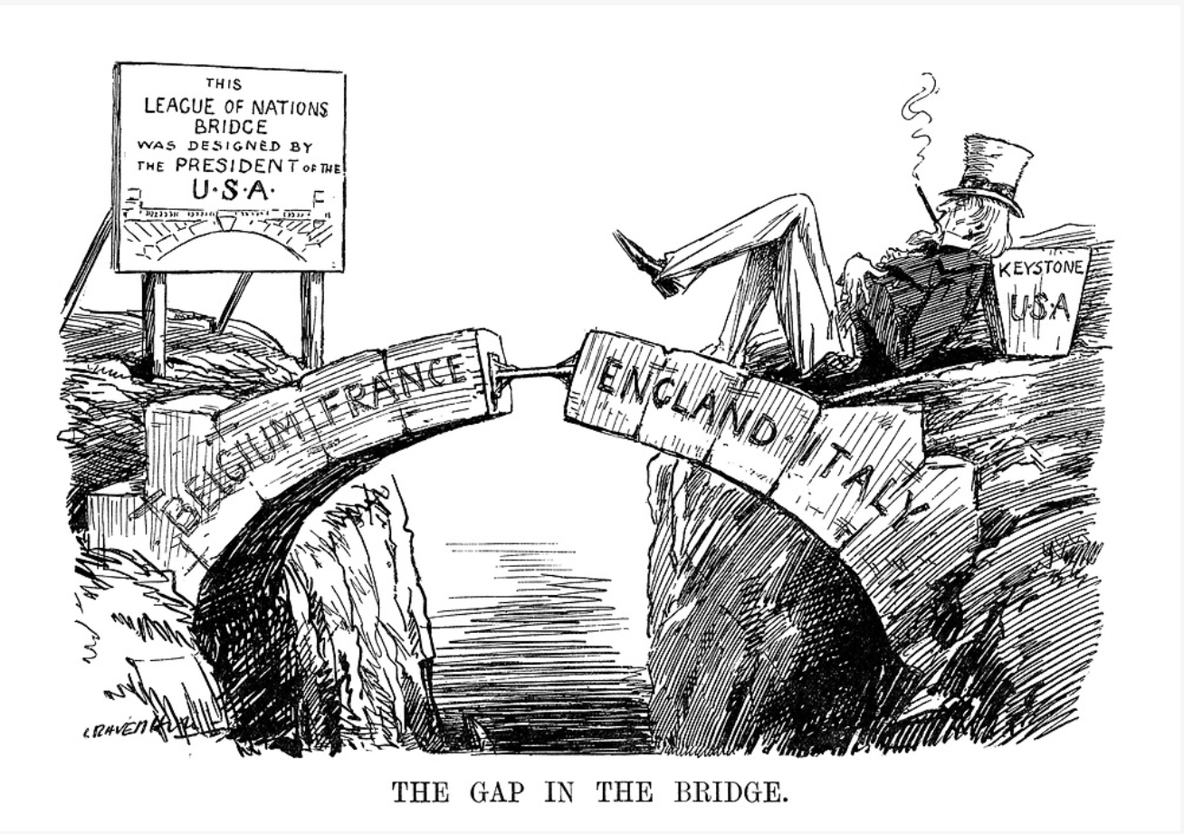 Ilustracja przedstawia murowany most, który na środku ma przerwę. W tej przerwie znajduje się pręt, który łączy obie części mostu. Lewa część mostu jest podpisana jako Belgia i Francja, a prawa część mostu jako Anglia i Włochy. Na lewym brzegu widnieje tablica z napisem: This League of Nations Bridge was designed by the President of the USA. Na prawym brzegu leży postać mężczyzny w surducie i cylindrze na głowie, która pali papierosa. Opiera się na elemencie konstrukcyjnym mostu, który mógłby wypełnić istniejącą przerwę. Ten element podpisany jest jako Keystone USA. Pod spodem ilustracji jest napis: The gap in the bridge.