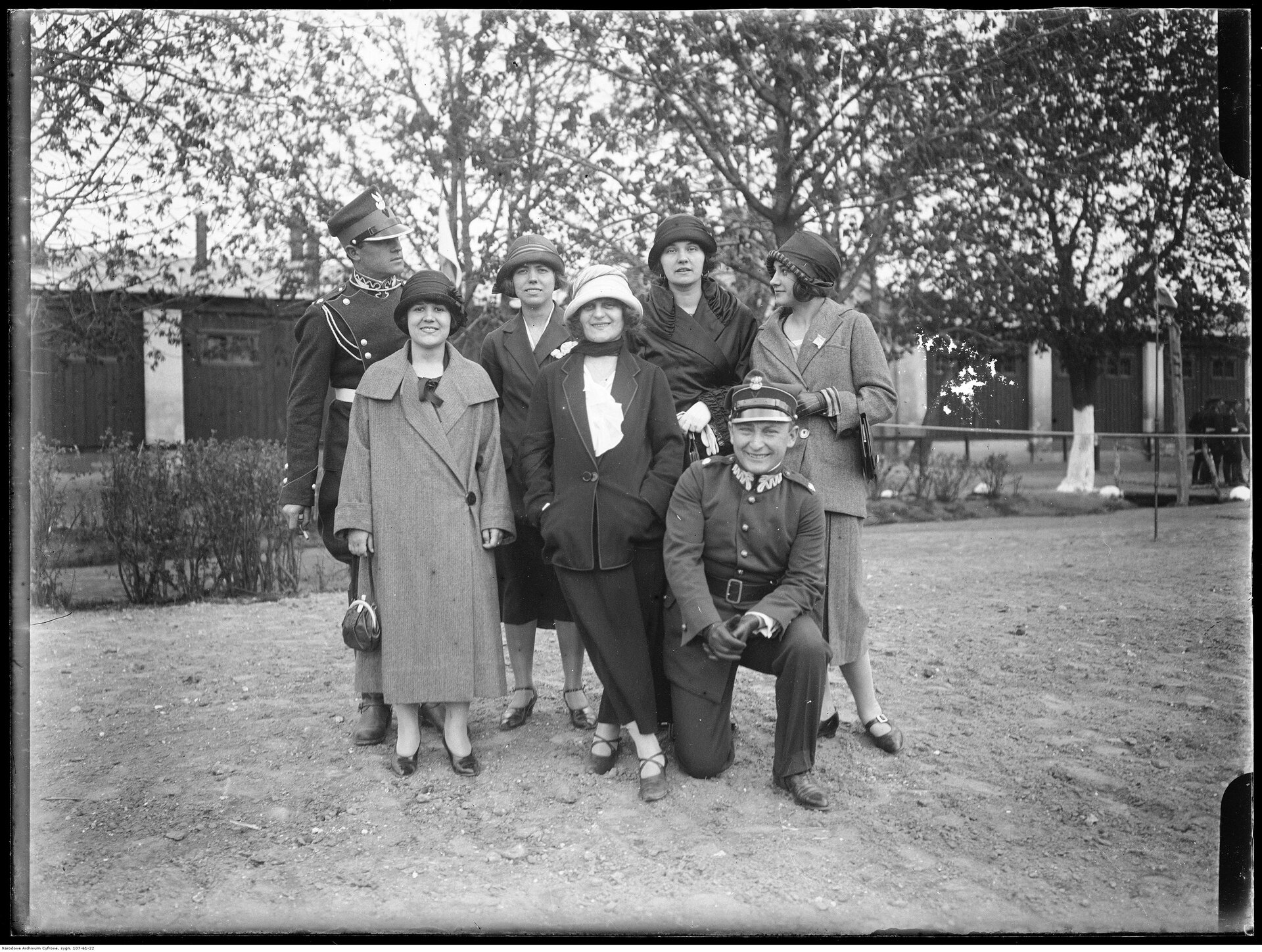 Fotografia czarno-biała przedstawiająca grupę widzów (Witczakowie, Markiewiczowie, Żochowcy). Między innymi: Stanisława Witczak (trzecia od lewej).