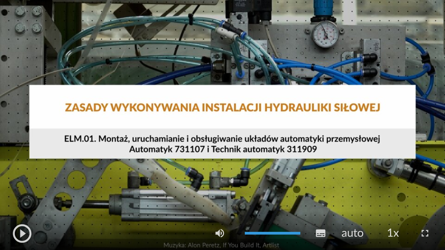 Ilustracja przedstawia ekran startowy filmu. Na środku ekranu znajduje się prostokątna plansza z tytułem filmu: Zasady wykonywania instalacji hydrauliki siłowej. Poniżej określona jest kwalifikacja zawodowa. Na dole znajduje się pasek odtwarzania składający się z elementów omówionych poniżej.