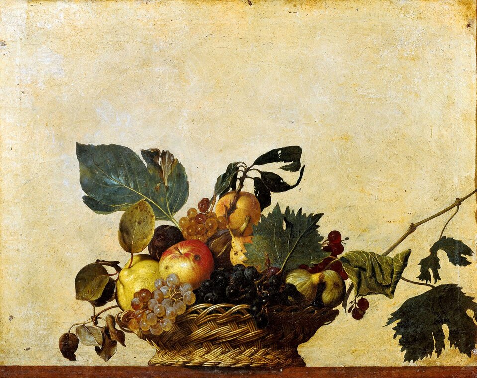 Ilustracja przedstawia obraz  Caravaggio  [czytaj: karawadżio] pt. „Kosz z owocami”. Dzieło powstało w 1597 roku. Na drewnianym stole o brązowym blacie stoi wiklinowy kosz z owocami, które zostały zerwane razem z liśćmi. Od lewej na kiści białych winogron leżą dwie cytryny z dwoma listkami, czerwono‑żółte jabłko, granat, brzoskwinia, gruszka, na środku kiść granatowych winogron oraz dwie figi. Winogrona położono razem z gałązką, na której znajdują się liście, jeden z nich bardzo przywiędły. Kosz z owocami znajduje się na żółto‑białym tle.