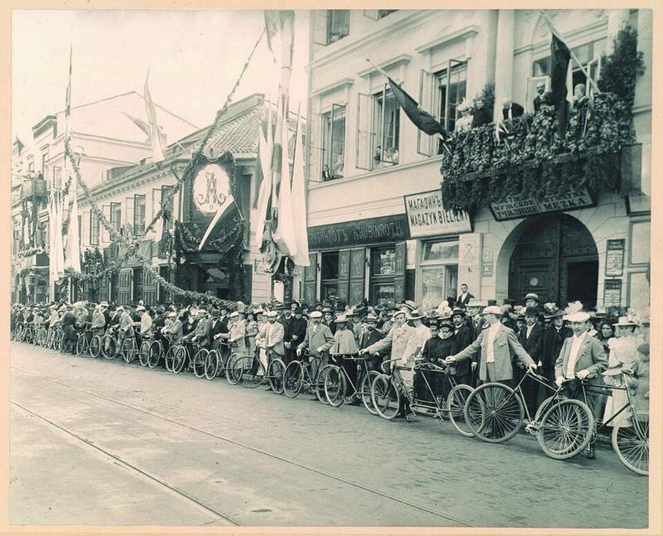 Osoby stojące Członkowie Warszawskiego Towarzystwa Cyklistów zgromadzeni na Nowym Świecie w dniu przyjazdu cara Mikołaja II.