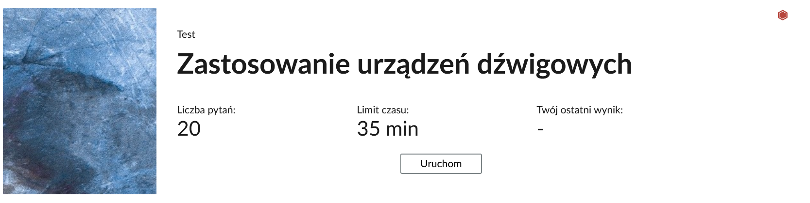 Grafika przedstawia przykładowy wygląd panelu testu. Składa się on z tytułu testu, informacji o liczbie pytań, czasie, w którym należy rozwiązać test, oraz o ostatnim uzyskanym wyniku. Poniżej widać przycisk "Uruchom".