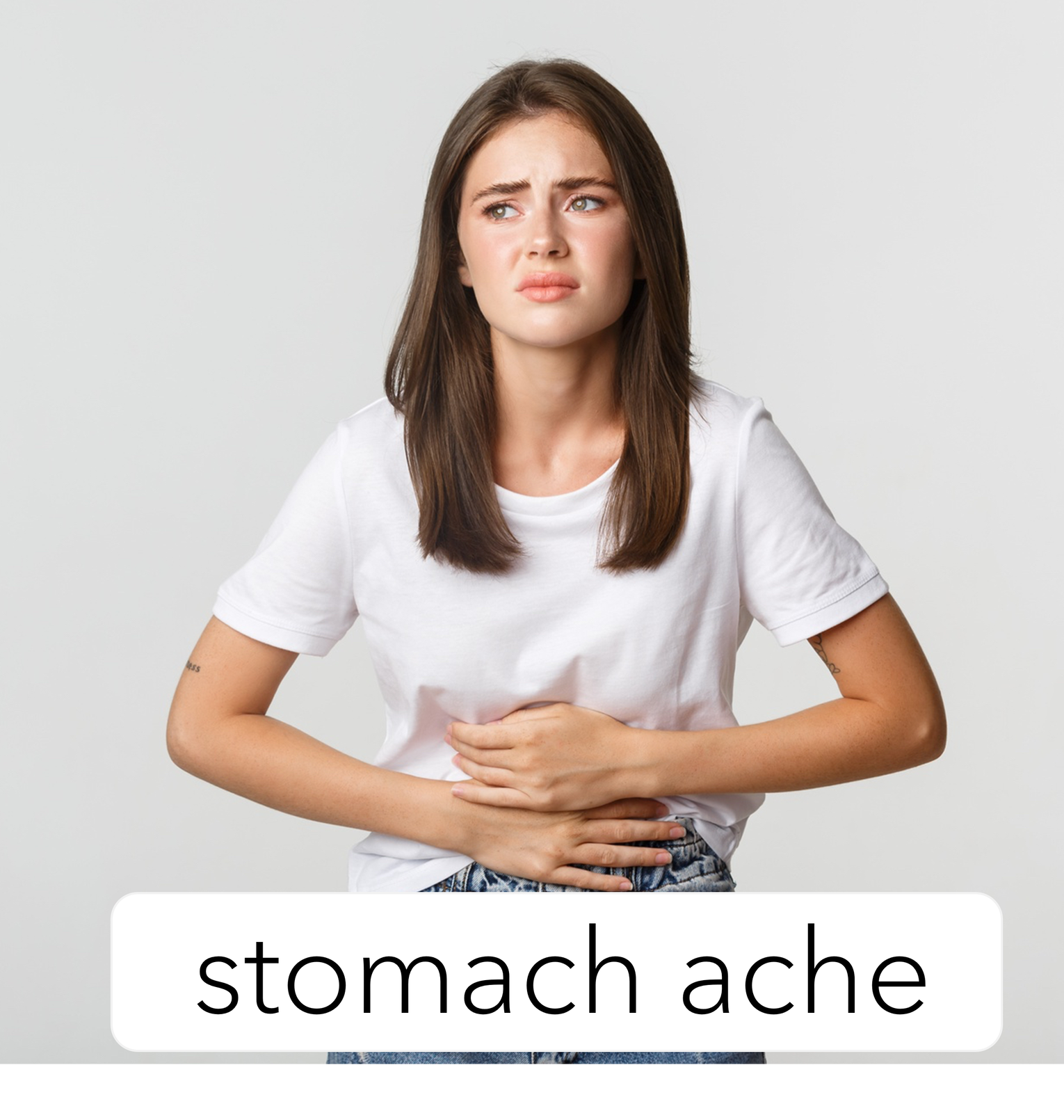Zdjęcie przedstawia smutną, młoda dziewczynę w rozpuszczonych włosach, która trzyma dłonie na brzuchu. Na ilustracji u dołu znajduje się podpis:  stomach ache 