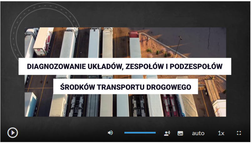 Zrzut ekranu przedstawia klatkę z filmu instruktażowego, na której widoczny jest tytuł Diagnozowanie układów, zespołów i podzespołów środków transportu drogowego. W tle widać samochody ciężarowe na parkingu. W dolnej części ekranu znajdują się przyciski. Od lewej. Przycisk odtwórz, wstrzymaj. Następnie przycisk włączania i wyłączania dźwięku, pasek głośności, ścieżka alternatywna z audiodeskrypcją, napisy, jakość odtwarzania, prędkość odtwarzania, tryb pełnoekranowy.