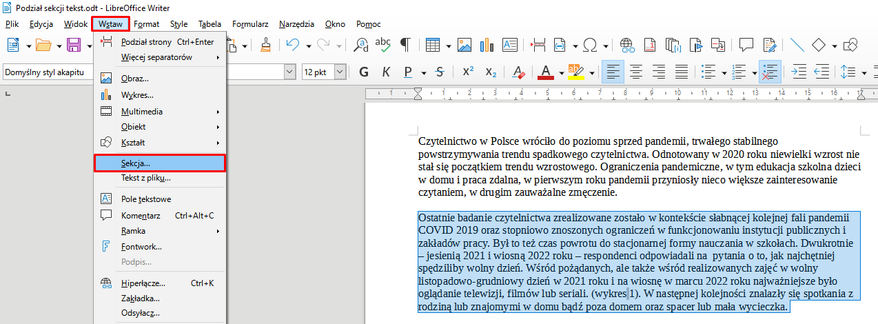 Ilustracja przestawia przykładowy dokument w programie  LibreOffice Writer . W pasku widoczne są zakładki: Plik, Edycja, Widok, Wstaw, Format, Style, Tabela, Formularz, Narzędzia, Okno i Pomoc, a poniżej znajdują się ikonki tego programu. Zakładka Wstaw jest rozwinięta i znajduje się w czerwonej ramce, widać pionową, długą listę z opcjami wyboru: Podział strony Ctrl+Enter, Więcej separatorów, Obraz… , Wykres… , Multimedia, Obiekt, Kształt, Sekcja…, Tekst z pliku…, Pole tekstowe, Komentarz Ctrl+Alt+C, Ramka, Fontwork…, Hiperłącze… Ctrl+K, Zakładka…, Odsyłacz… . Pozycja Sekcja… jest zaznaczona w czerwonej ramce. Tekst dokumentu jest podzielony na dwa akapity. Drugi akapit jest zaznaczony w całości kolorem niebieskim. 