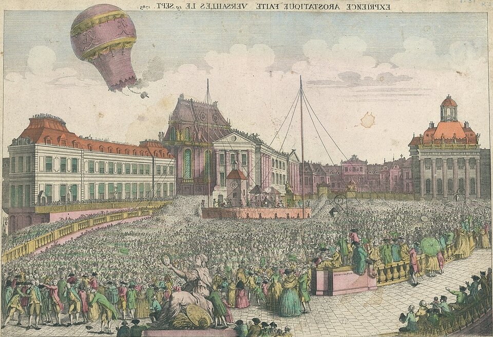 Ilustracja przedstawia tłum ludzi zgromadzony na miejskim placu. Ludzie obserwują lecący nad nimi balon.