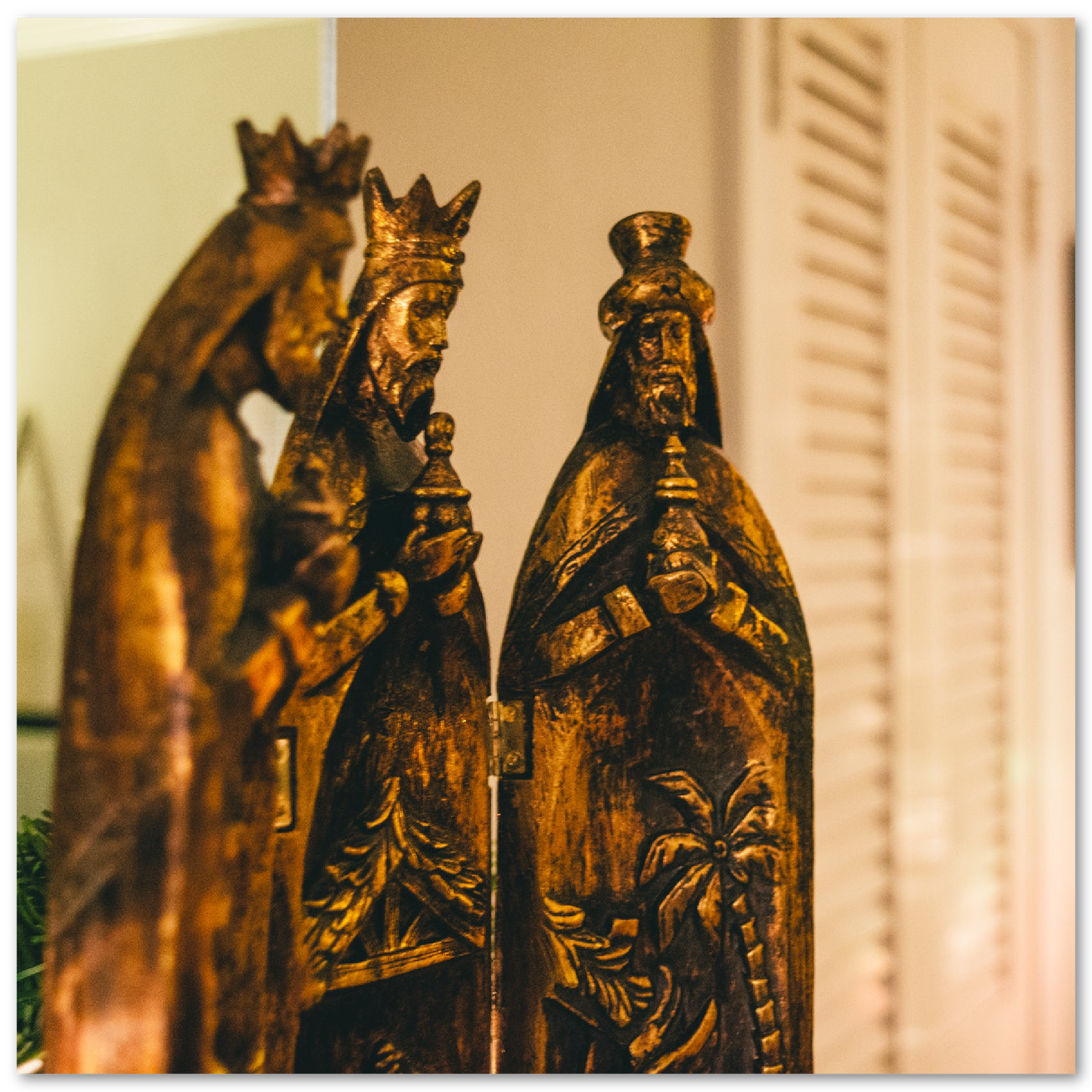 Zdjęcie przedstawia trzy złote figurki mężczyzn. Wszyscy mają długie szaty i trzymają w rękach jakieś naczynia/pojemniki. Dwóch z nich ma na głowie korony, jeden kapelusz.