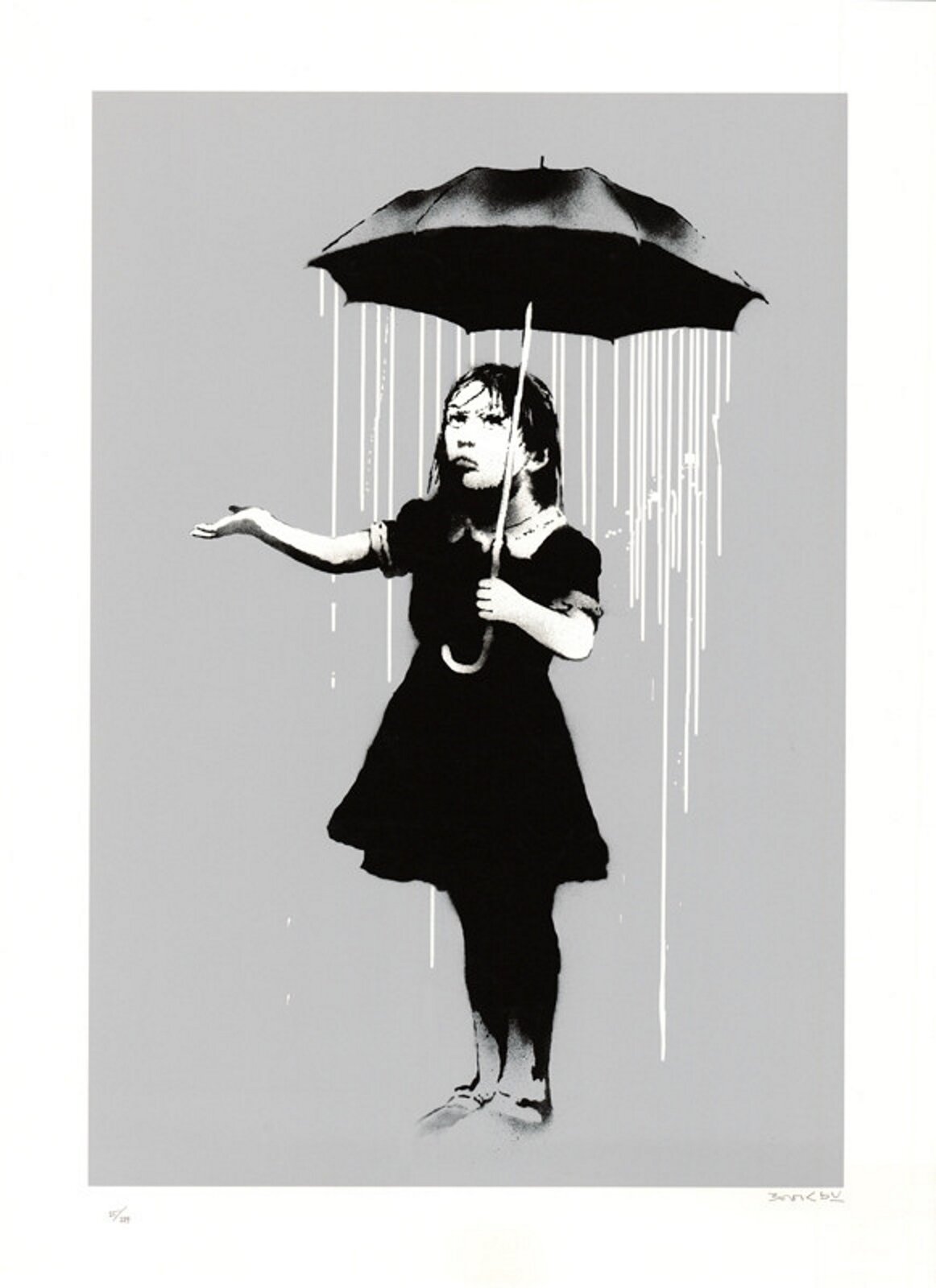 Ilustracja przedstawia graffiti Banksy'ego. Ukazuje stojącą pod parasolem dziewczynkę. Strumienie deszczu spływaj z parasola. Dziewczynka wyciąga rękę poza strugi deszczu.