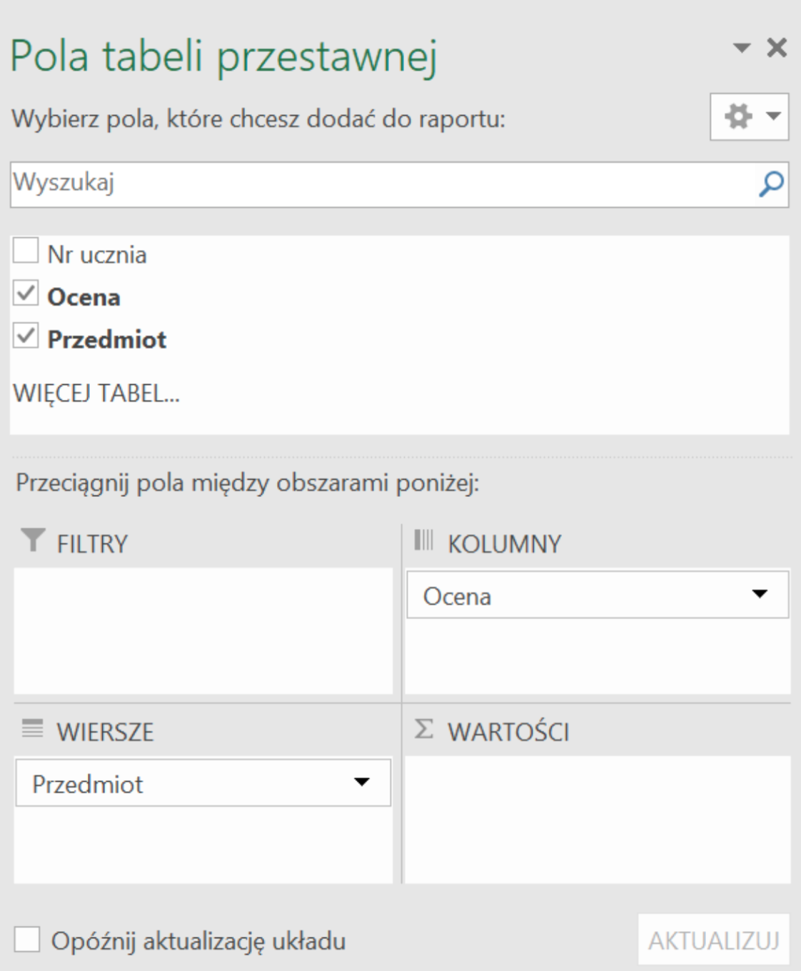 Ilustracja przedstawia okno dialogowe Pola tabeli przestawnej. Wybierz pola, które chcesz dodać do raportu. Zaznaczone opcje Ocena, Przedmiot. Poniżej znajduje się polecenie Przeciągnij pola między obszarami poniżej i pola Filtry, Kolumny, Wiersze, Wartości. Na dole okna znajduje się przycisk Aktualizuj.