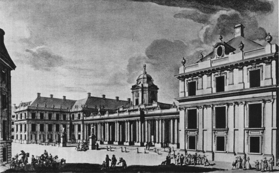 Ilustracja przedstawia projekt przebudowy Zamku Królewskiego w Warszawie w stylu klasycystycznym. Fasada zachodnia w stronę Krakowskiego Przedmieścia jest nadbudowana szeregiem gmachów z wielkim kolumnowym portykiem. Wejście w stronę ogrodów poprzedza rząd antycznych rzeźb. 