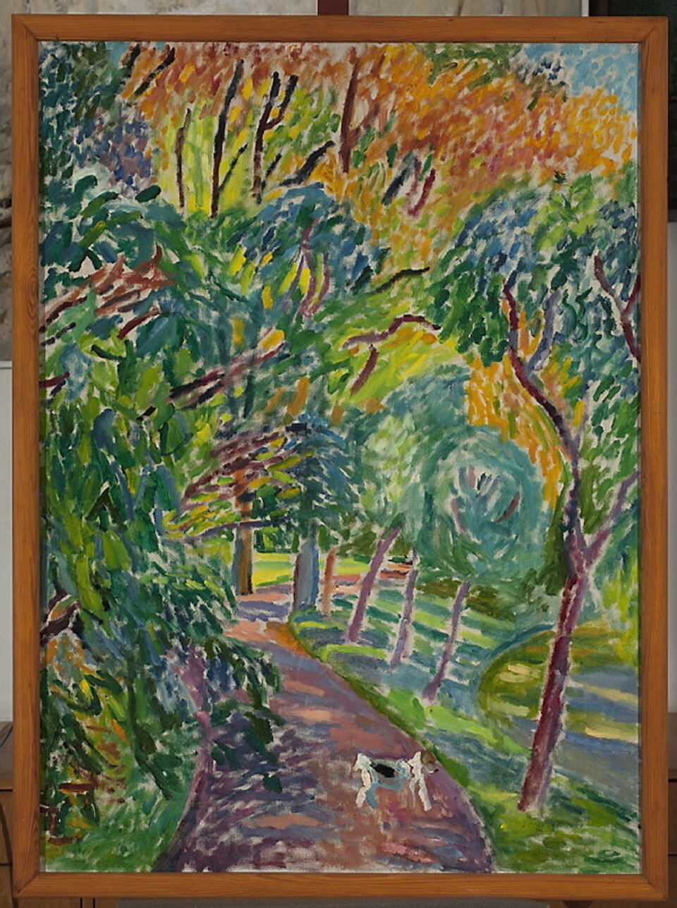 Ilustracja przedstawia dzieło Józefa Czapskiego pt. „Alejka w parku” z 1933 roku. Na obrazie widać dróżkę w parku, na której stoi pies. Po obu stronach alei rosną drzewa, mają kolorowe liście (zielone, żółte, brązowe).