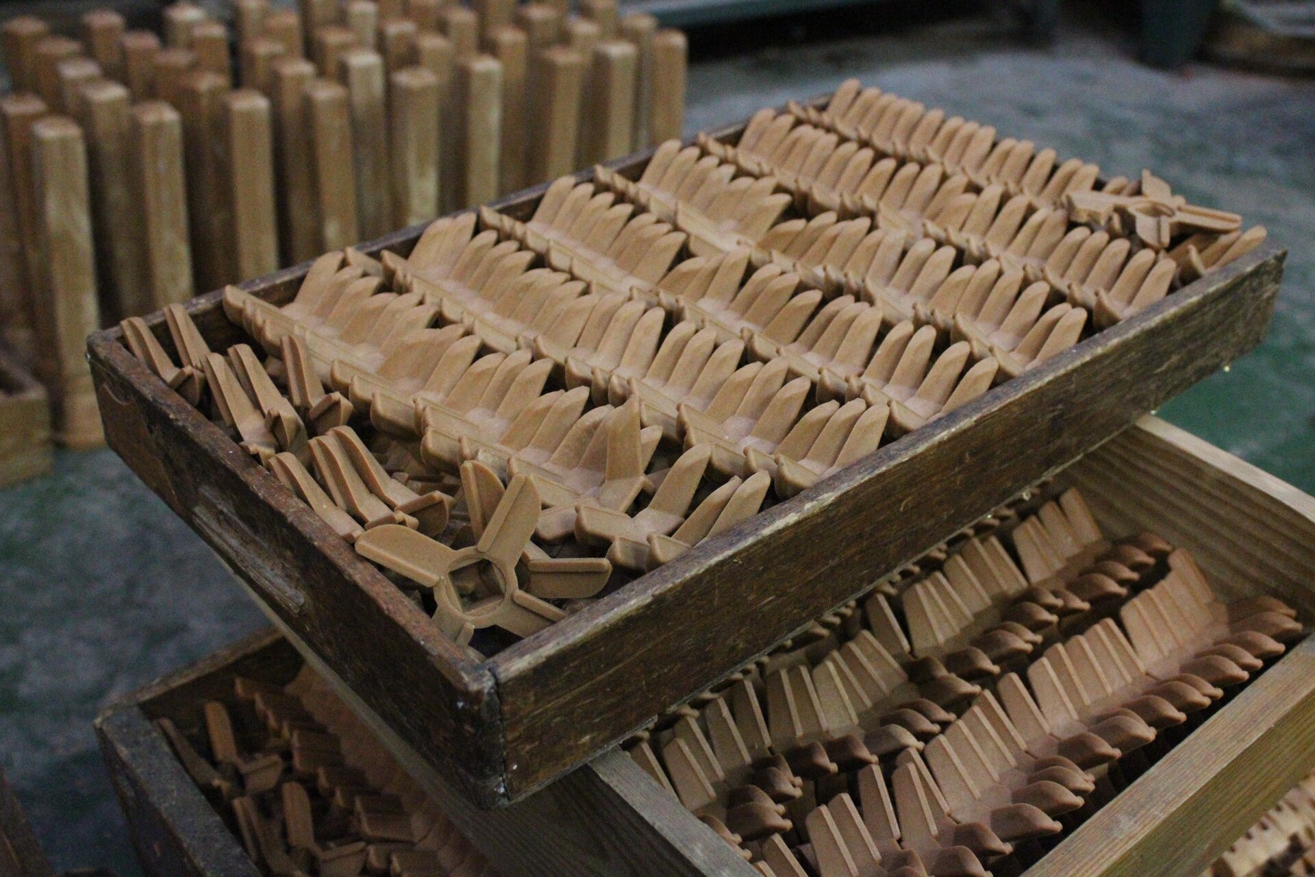 Ilustracja przedstawia trzy skrzynki z modelami woskowymi. Modele woskowe w kształcie gwiazd, ułożone są jeden na drugim.