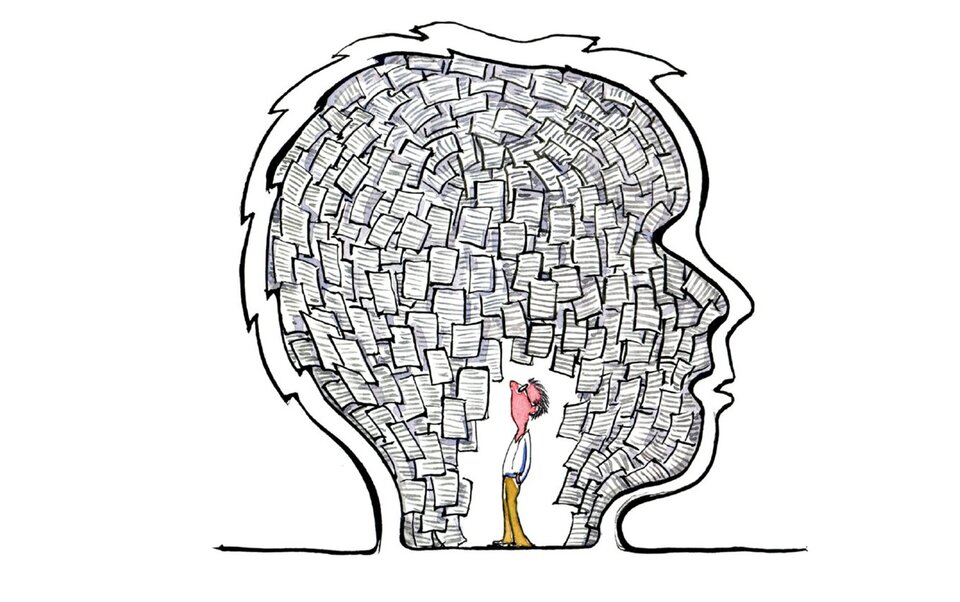 Grafika przedstawia przekrój głowy, w której znajdują się ciasno ułożone, nachodzące na siebie zapisane kartki. W środku stoi mężczyzna w okularach i rękami w kieszeniach, który spogląda do góry. 