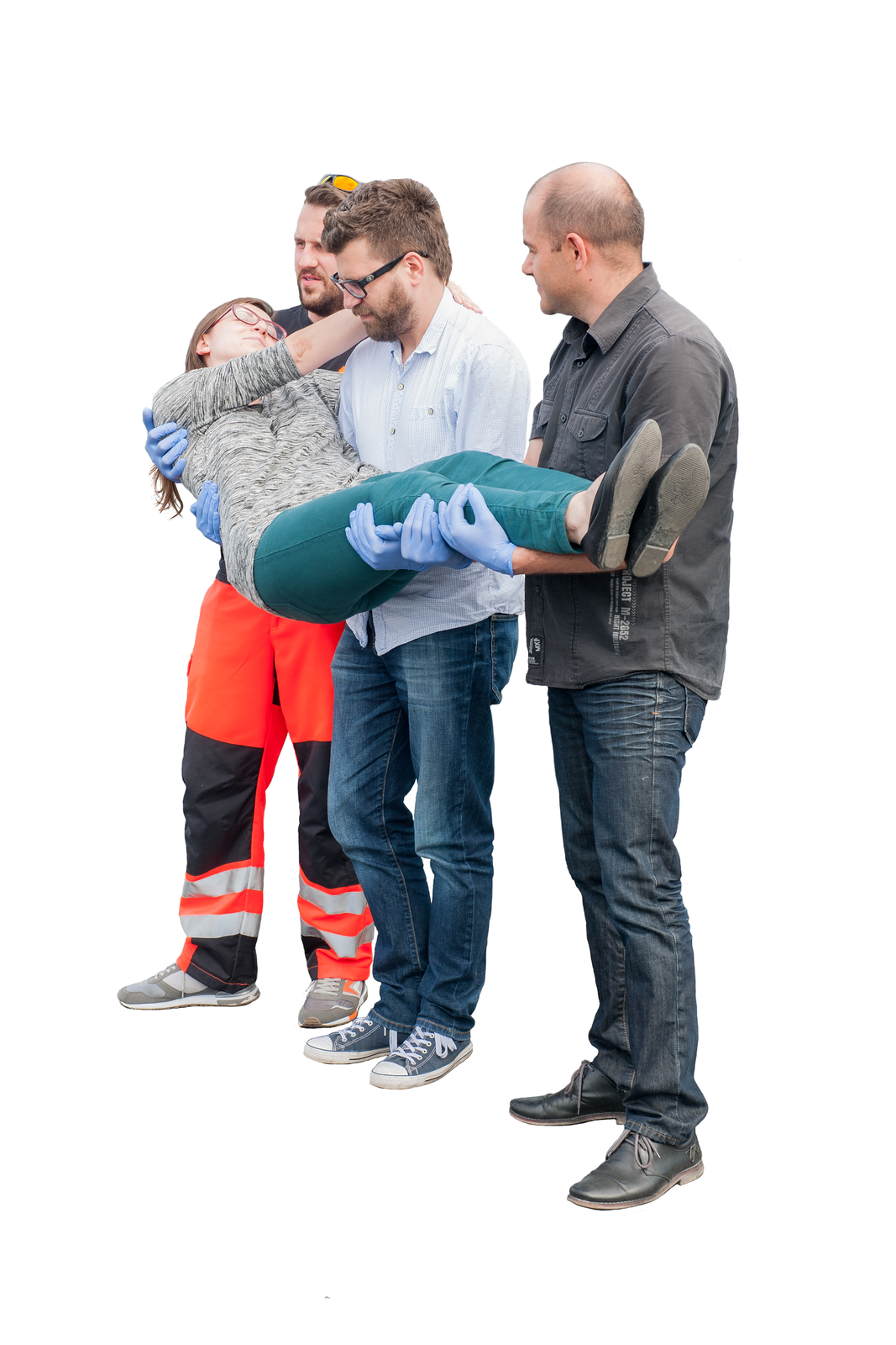 Na ilustracji numer dziewięć ratownik ubrany w pomarańczowo czarne spodnie z paskami odblaskowymi poniżej kolan wraz z dwoma innymi mężczyznami niosą poszkodowaną w taki sposób, że ratownik przytrzymuje barki i głowę kobiety, jeden z mężczyzn jej tułów, a trzeci nogi. Cała trójka stoi w jednym rzędzie, zwróceni w tę samą stronę.