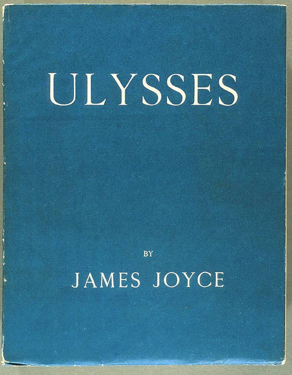 Ilustracja przedstawia oładkę książki z napisem ULYSSES by James Joyce. Okładka jest cała niebieska, a napisy białe.