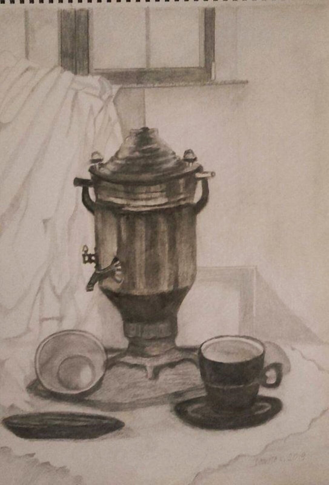 Rysunek przedstawia martwą naturę z samowarem, rysowaną węglem i ołówkiem. Obok samowara leży pognieciony materiał, a przed nim dwie filiżanki. 