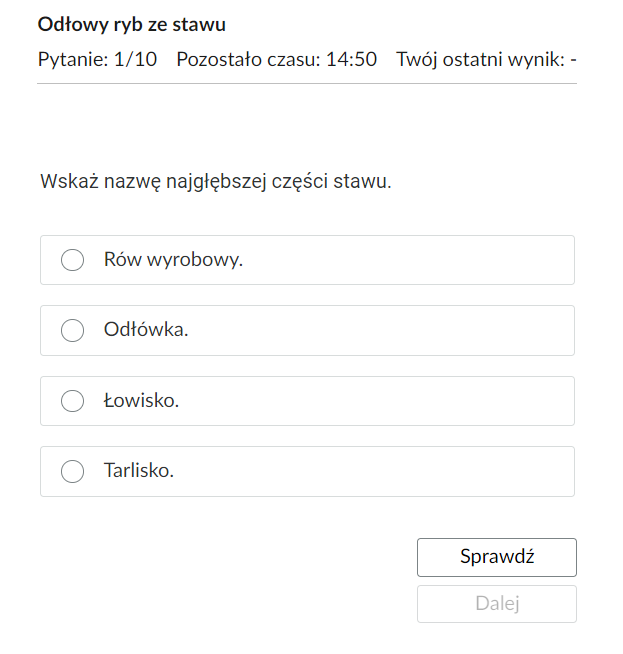 Grafika przedstawia przykładowe zadanie testowe. Ponad poleceniem widać numer pytania, czas, który pozostał na wypełnianie testu, oraz ostatni uzyskany wynik. Pod poleceniem znajdują się możliwe odpowiedzi. W prawym dolnym rogu panelu z zadaniem znajdują się dwa przyciski. Są to Sprawdź oraz Dalej.