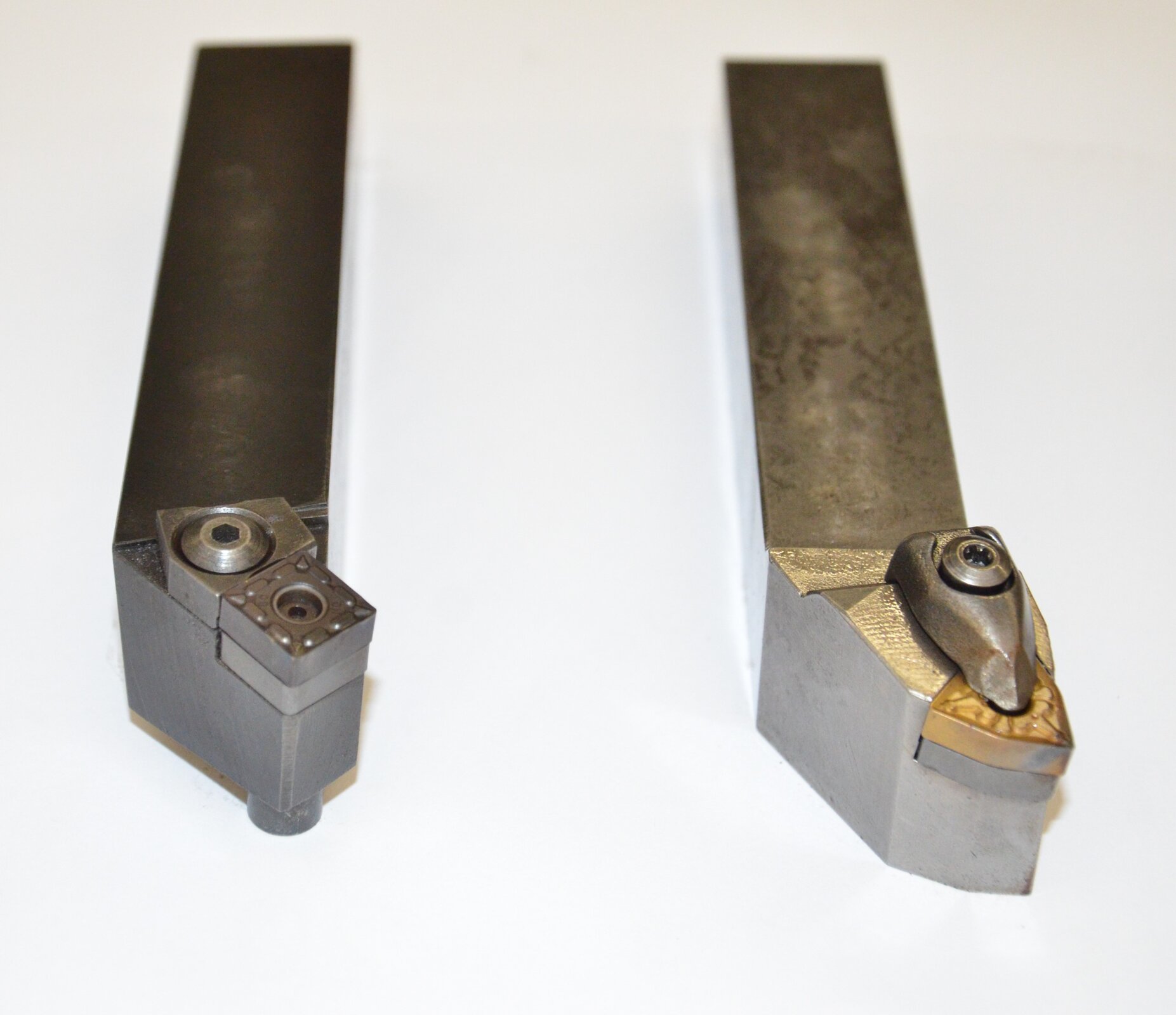 Ilustracja przedstawia noże tokarskie. Zbudowane są z trzonka, który dostosowany jest do rodzaju zamocowanej w nim płytki. Wymienna płytka pełni funkcję ostrza. 