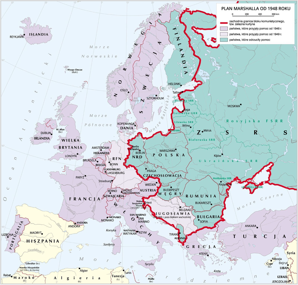 Mapa Europy. Przedstawia Plan Marshalla od 1949 roku. Europa podzielona jest czerwoną linią oznaczającą zachodnią granicę bloku komunistycznego, tzw. żelazną kurtynę. Państwa, które przyjęły pomoc od 1948 roku, to: Portugalia, Francja, Wielka Brytania, Irlandia, Islandia, Włochy, Grecja, Turcja, Dania, Belgia, Holandia, Norwegia, Szwecja, Austria, Szwajcaria. Państwa, które przyjęły pomoc od 1949 roku, to: RFN, Jugosławia. Państwa, które odrzuciły pomoc, to: Polska, NRD, Węgry, Czechosłowacja, Finlandia, Rumunia, Bułgaria, Albania, ZSRS.
