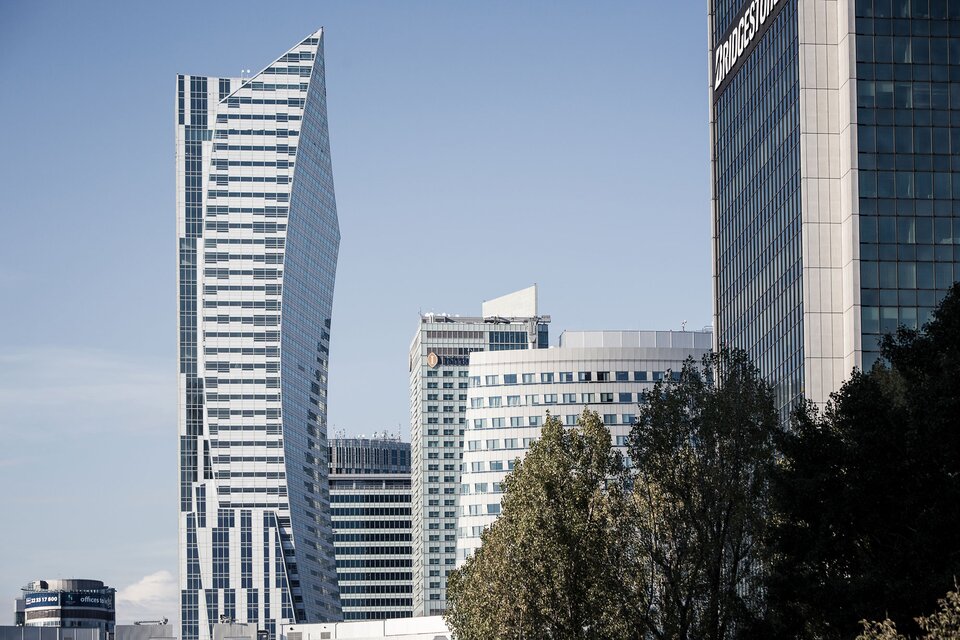 Wieżowiec mieszkalny z luksusowymi apartamentami w Warszawie, przy ul. Złotej 44, w dzielnicy Śródmieście. Głównym projektantem wieżowca jest Daniel Libeskind. Jeden z najwyższych budynków mieszkalnych w Polsce, wykonany z żelbetonu i konstrukcji stalowej. Ze względu na swój kształt, budynek jest nazywany Żaglem.