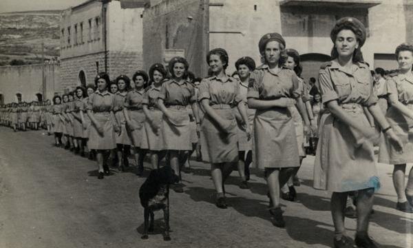 Fotografia czarno-biała przedstawiająca maszerujące dziewczyny Defilady z Młodszej Szkoły Wolontariatu, Nazaret 1946. 