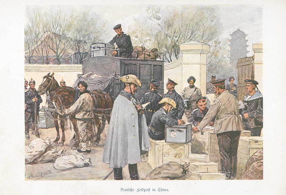 Ilustracja przedstawia niemiecką pocztę polową. Z prawej strony na skrzynkach mężczyźni w mundurach podpisują kartki. Mężczyzna w szarym mundurze pilnuje poczty. Z lewej strony znajduje się wóz zaprzężony w konie. Wokół niego zebrani są ludzie. Przed końmi leżą worki. W tle są mury miasta.