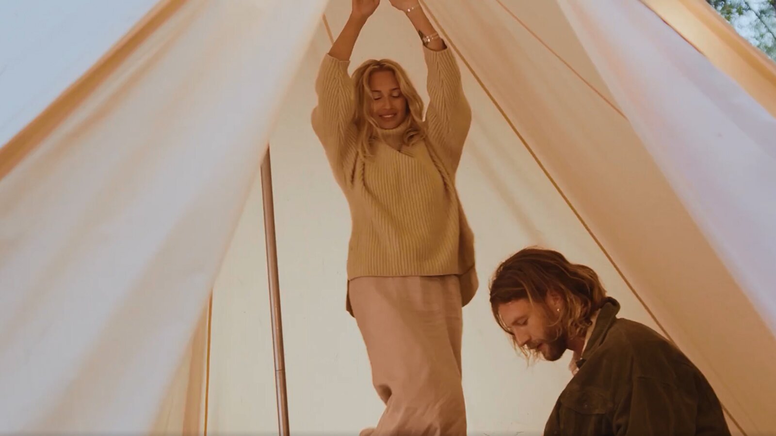   8. Im Urlaub kann man so richtig vom Alltag abschalten und jede freie Minute genießen.

Im Urlaub genießt man den gegenwärtigen Moment und ist meistens im siebten Himmel. Er bietet auch eine gute Gelegenheit, inmitten der täglichen Hektik innezuhalten und die eigenen Prioritäten zu analysieren. Während eines Urlaubs ist es in der Regel leichter, Abstand von der Realität zu gewinnen. Entspannte Urlauber haben nach der Rückkehr neue Energie für den Alltag und die Arbeit.

Ilustracja przedstawia wnętrze namiotu a w nim kobietę i mężczyznę.
