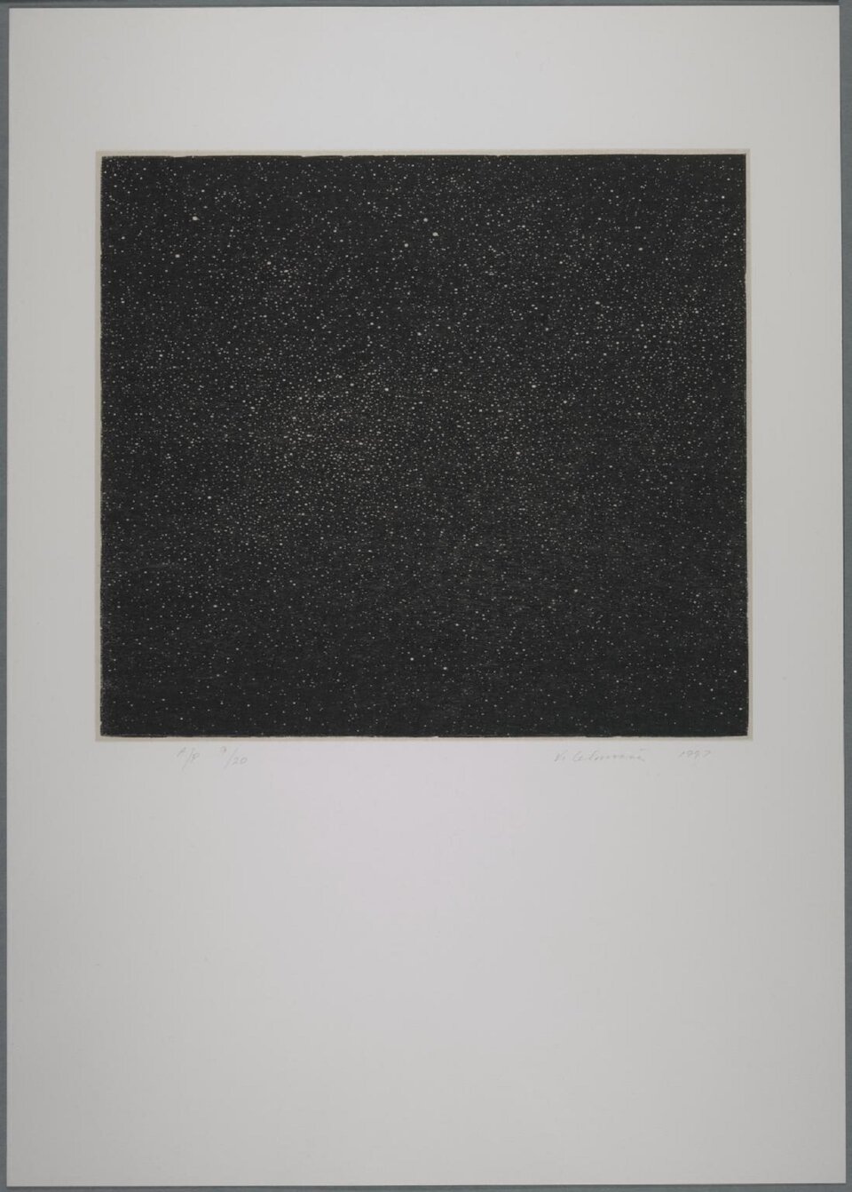 Ilustracja przedstawia pracę autorstwa Vijli Celmins pod tytułem „Nocne niebo” i prezentuje czarne tło, na którym znajdują się liczne białe kropki – jedne mniejsze, drugie większe. 