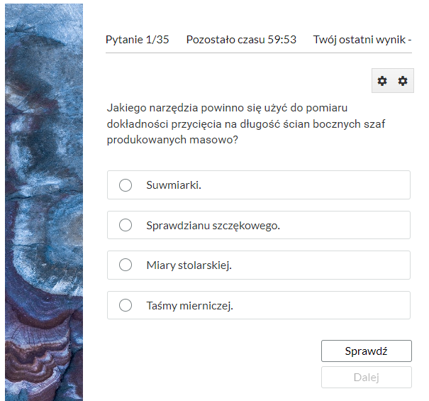 Grafika przedstawia przykładowy ekran pytania testowego. W górnej części ekranu widoczny jest tytuł testu, numer pytania, pozostały czas oraz twój ostatni wynik. Poniżej jest treść zadania z odpowiedziami do wyboru. Poniżej przyciski sprawdź oraz dalej.