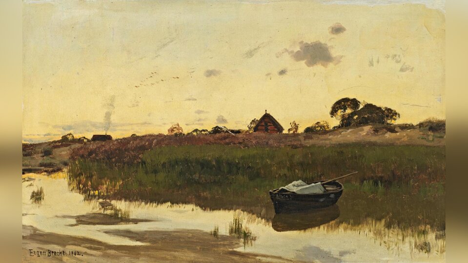 Obraz przedstawia płynącą rzekę. Przy jej brzegu znajduje się niewielka, drewniana łódź z wiosłami. Brzeg rzeki porośnięty jest trawą. W oddali znajdują się wiejskie chaty i drzewa.