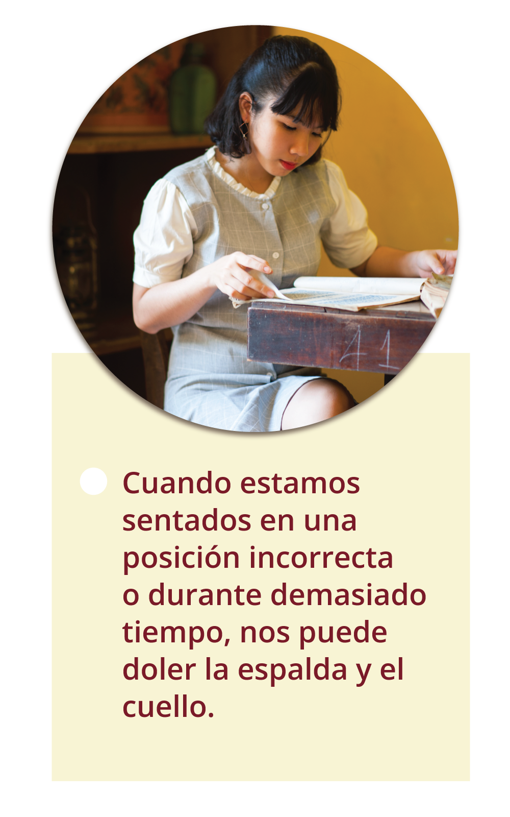 Na grafice znajduje się kobieta czytająca książki przy stoliku. Podpis:  Cuando estamos sentados en una posición incorrecta o durante demasiado tiempo, nos puede doler la espalda y el cuello.