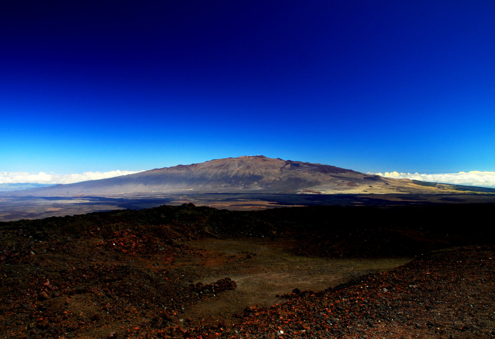 Fotografia przedstawiająca najwyższy aktywny wulkan tarczowy Manua Kea, będący najwyższym szczytem archipelagu Hawaje (USA), na wyspie Hawaii.
